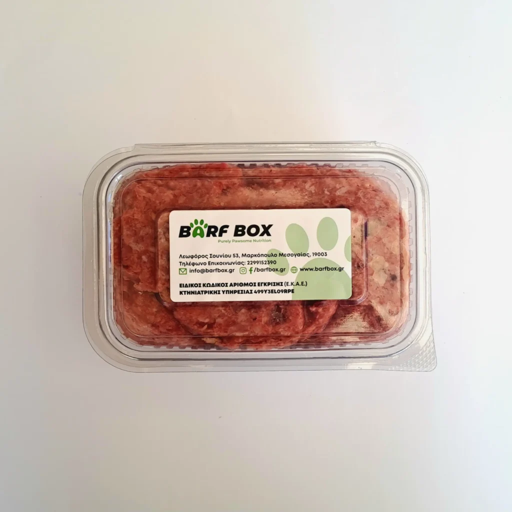 Έτοιμος ωμός κιμάς BARF για σκύλους σε συσκευασία Έτοιμος ωμός κιμάς BARF για σκύλους μέσα σε πλαστική συσκευασία